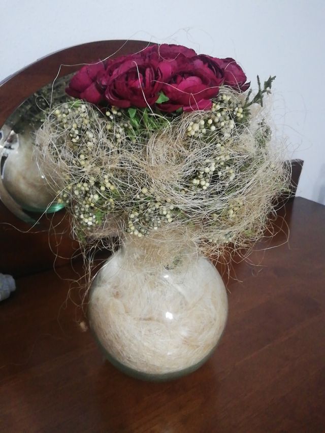 jarrón cristal con rosas de Sia