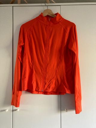 Chaqueta de deporte Oysho de segunda mano por 15 EUR en Badalona en WALLAPOP