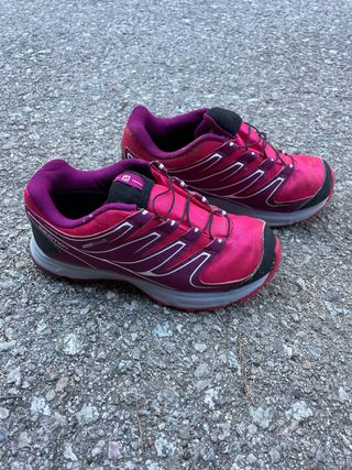 Zapatillas Salomon waterproof t.34 de segunda mano por 18 EUR en Sant  Andreu de Llavaneres en WALLAPOP