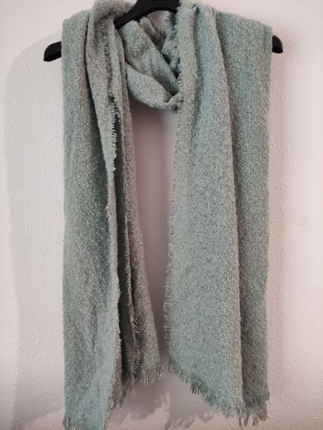 Bufanda color azul grisaceo