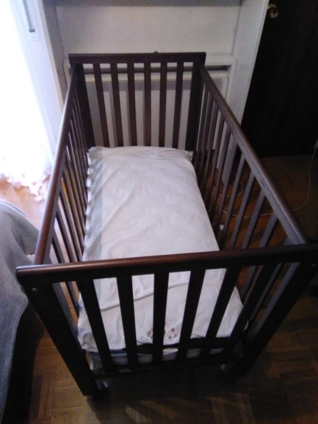 cuna para bebé marrón