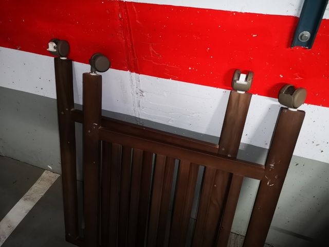 cuna para bebé marrón