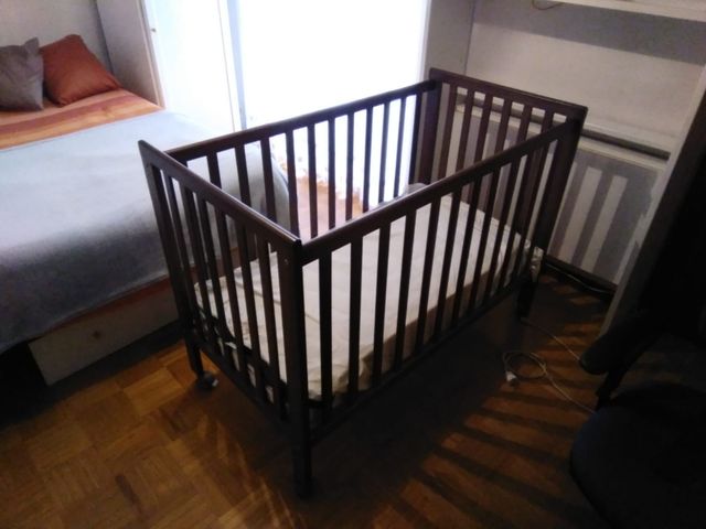 cuna para bebé marrón
