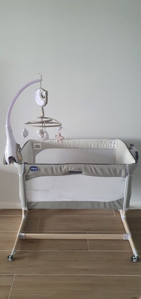 Cuna colecho Chicco Next2me + Móvil + Ropa cama