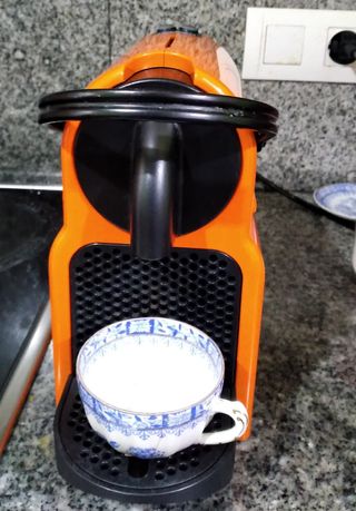 Cafetera delonghi Nespresso funciona perfctaminte de segunda mano por 25  EUR en Manresa en WALLAPOP