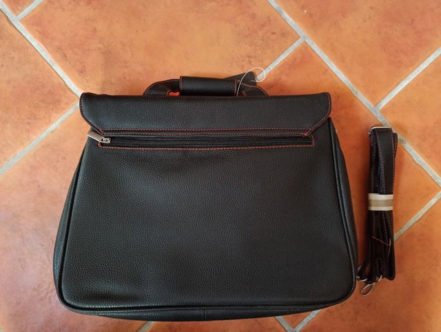 Maletín de polipiel negro