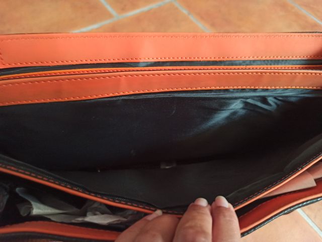 Maletín de polipiel negro