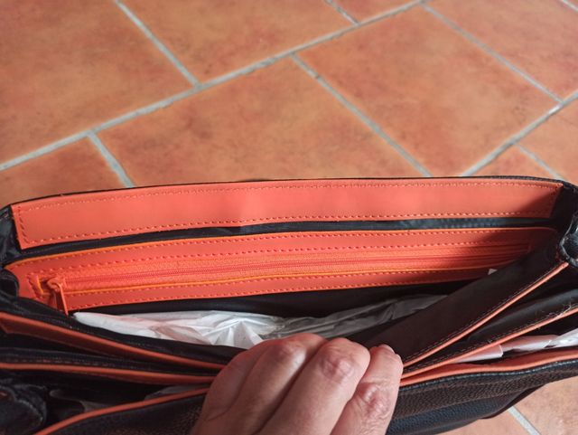 Maletín de polipiel negro