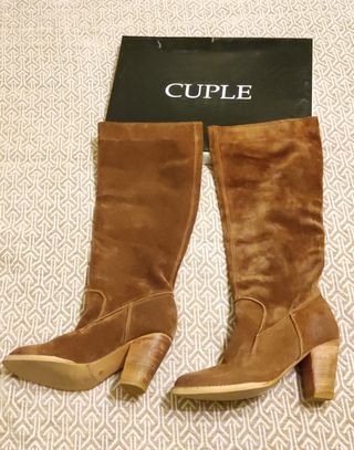 Botas CUPLE marrones de segunda mano por 35 EUR en San Cristóbal de Segovia  en WALLAPOP