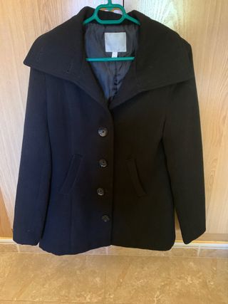 Abrigo Amisu negro de segunda mano por 5 EUR en Cartagena en WALLAPOP