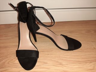 Sandalias Negras tacón Stradivarius T.39 de segunda mano por 5 EUR en  Valdemoro en WALLAPOP