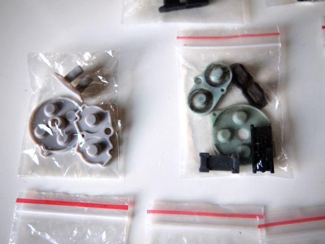 Botones y tornillos para Game boy