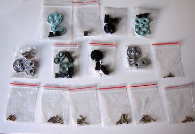 Botones y tornillos para Game boy