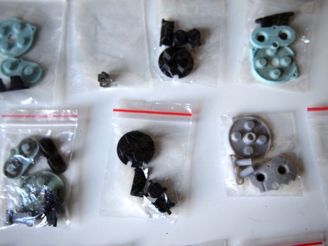 Botones y tornillos para Game boy