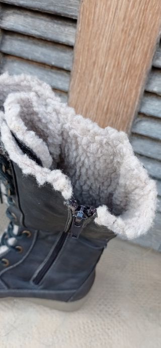 Botas Mustang con borreguito de segunda mano por 12 EUR en Aretxabaleta en  WALLAPOP