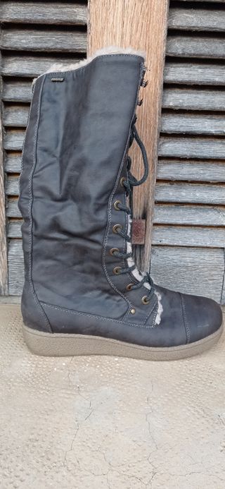 Botas Mustang con borreguito de segunda mano por 12 EUR en Aretxabaleta en  WALLAPOP