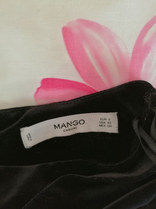 Minifalda terciopelo Mango.