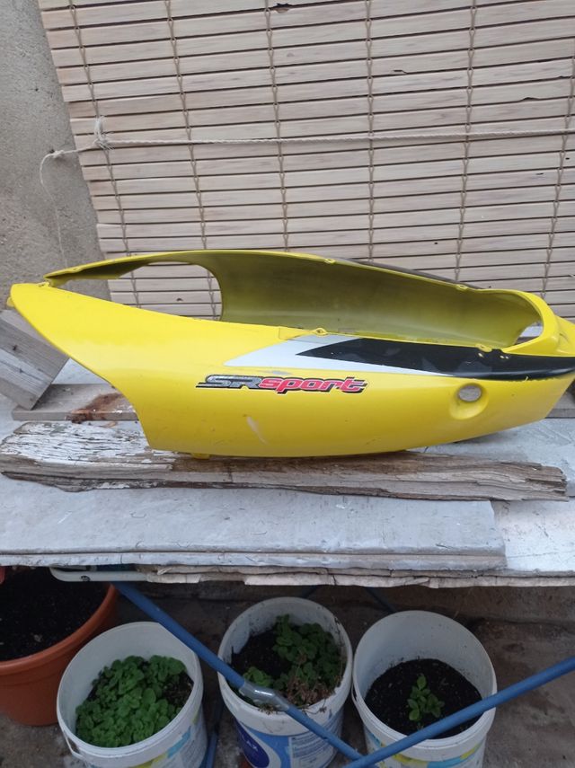 se vende carcasa de moto Aprilia trasera