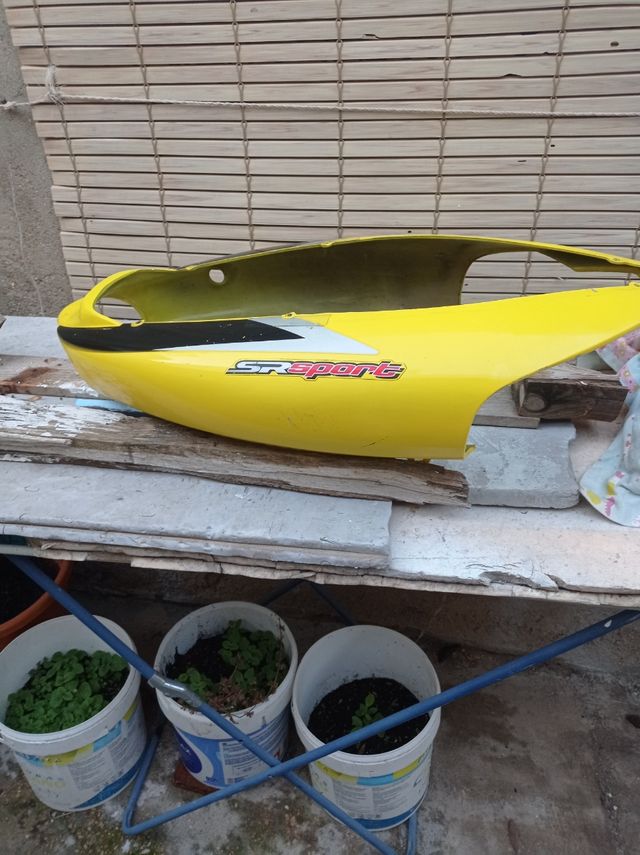 se vende carcasa de moto Aprilia trasera