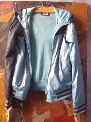Chaqueta de chándal de chica color azul celeste de segunda mano por 8 EUR  en Barcelona en WALLAPOP