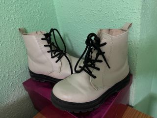 Botas blancas piel Zara de segunda mano por 15 EUR en Puerto de Sagunto en  WALLAPOP