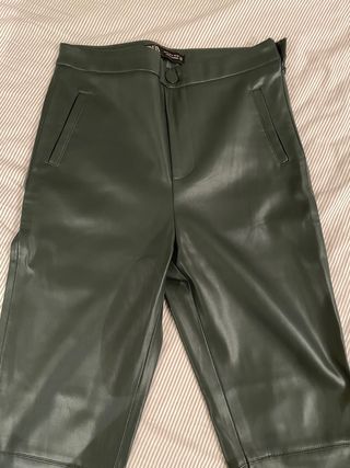Pantalón efecto piel verde Zara de segunda mano por 8 EUR en Madrid en  WALLAPOP