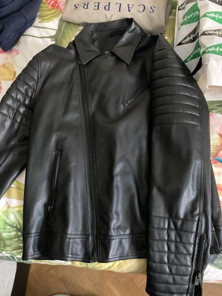 Cazadora cremalleras zara de segunda mano por 19 EUR en Coslada en WALLAPOP