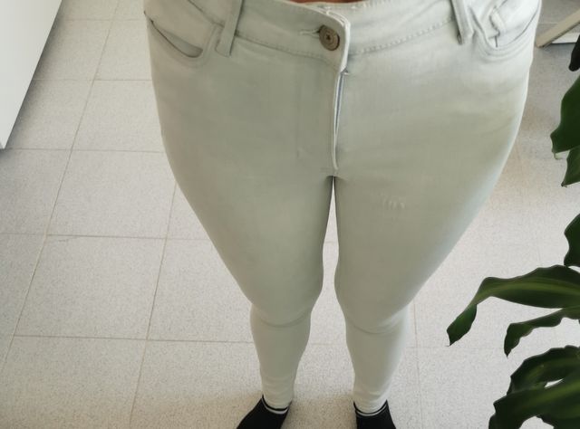 Calça Skinny de Cintura Alta Clara para Homem