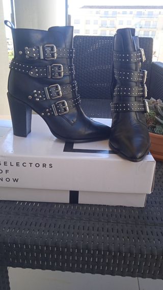 Botas hebillas y tachuelas de segunda mano por 65 EUR en Barcelona en  WALLAPOP