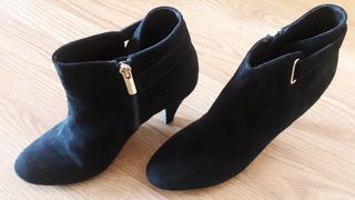 Se venden botines de esfera número 38 de segunda mano por 10 EUR en Madrid  en WALLAPOP