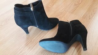 Se venden botines de esfera número 38 de segunda mano por 10 EUR en Madrid  en WALLAPOP