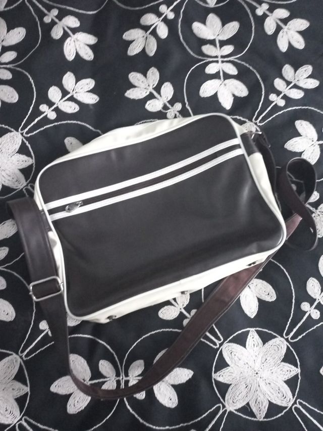 Bolso sin estrenar. Moda retro.