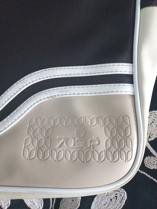 Bolso sin estrenar. Moda retro.