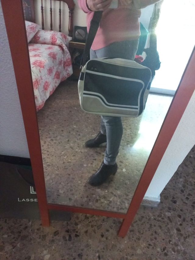 Bolso sin estrenar. Moda retro.