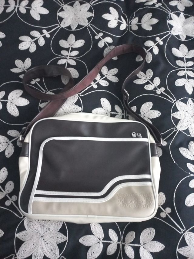 Bolso sin estrenar. Moda retro.