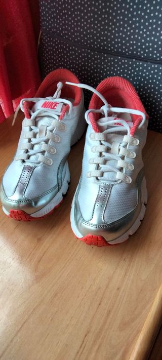 Zapatillas Nike Dual Fusion Mujer. Talla 41 de segunda mano por 25 EUR en  Aranjuez en WALLAPOP