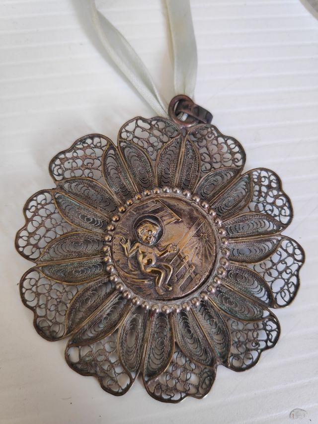 Medalla de cuna antigua en filigrana