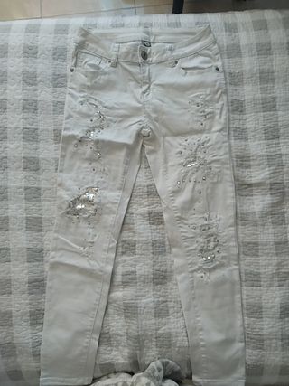 Pantalones tejanos blancos mujer de segunda mano por 6 EUR en Vilanova i la  Geltrú en WALLAPOP