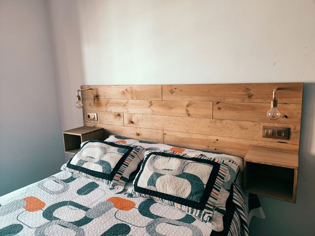 cabezal cama con mesitas e iluminación