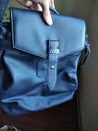BOLSO MOCHILA EFECTO RAFIA CONTRASTE