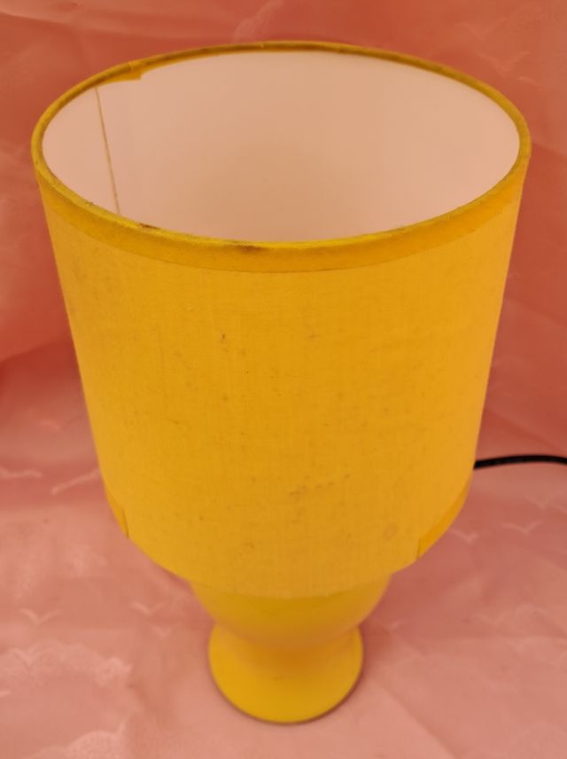 LAMPARA AMARILLA DE MESITA