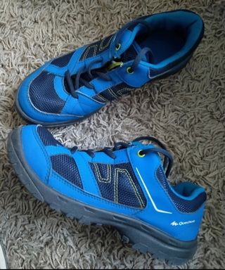 Botines quechua niño de segunda mano por 5 EUR en San Juan de Aznalfarache  en WALLAPOP