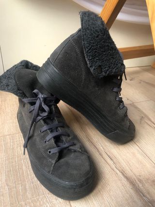 Botines con plataforma o suela gorda de segunda mano por 12 EUR en  Barcelona en WALLAPOP