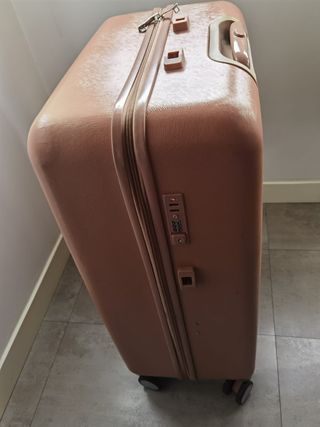 59 MALETA ROSA CIERRE NUMÉRICO CREMALLERA 70X50X30 de segunda mano por 19  EUR en Pamplona en WALLAPOP