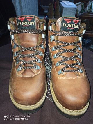 BOTAS DE PIEL FORTUN de segunda mano por 15 EUR en Madrid en WALLAPOP