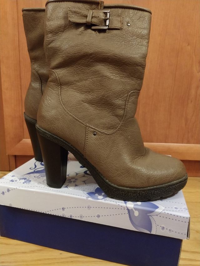 Bota. Marrón. Talla 39.Marca Foxy Up.