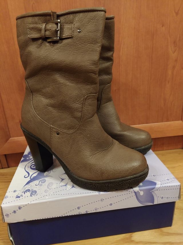 Bota. Marrón. Talla 39.Marca Foxy Up.