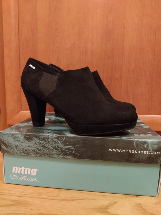 Zapato abotinado. Marca Mustang. talla 39.