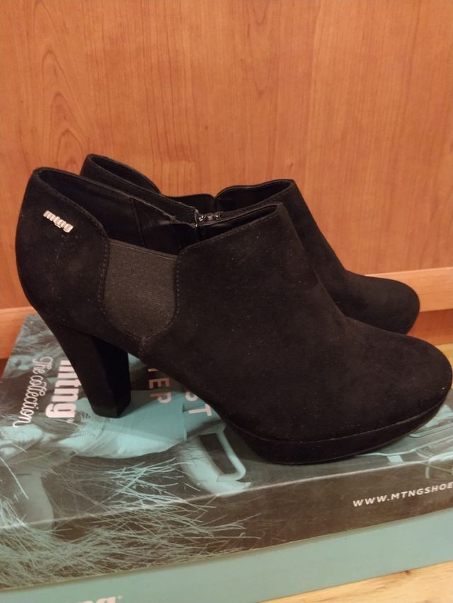 Zapato abotinado. Marca Mustang. talla 39.