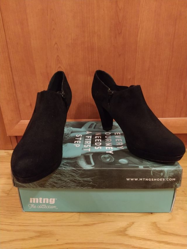 Zapato abotinado. Marca Mustang. talla 39.